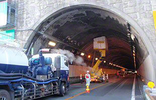 写真：トンネル補修工事